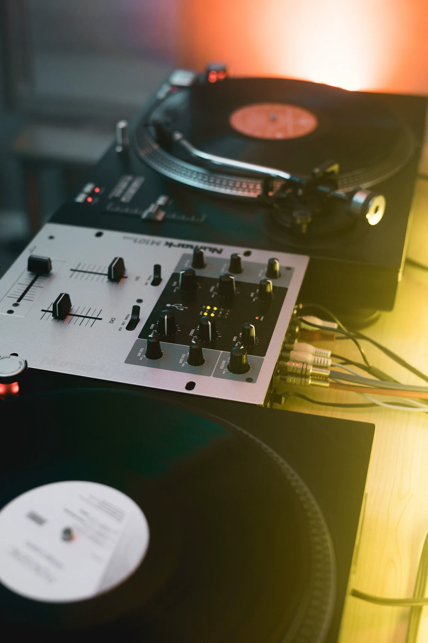 Turntables und Mixer im Herrlich Podcast Umfeld
